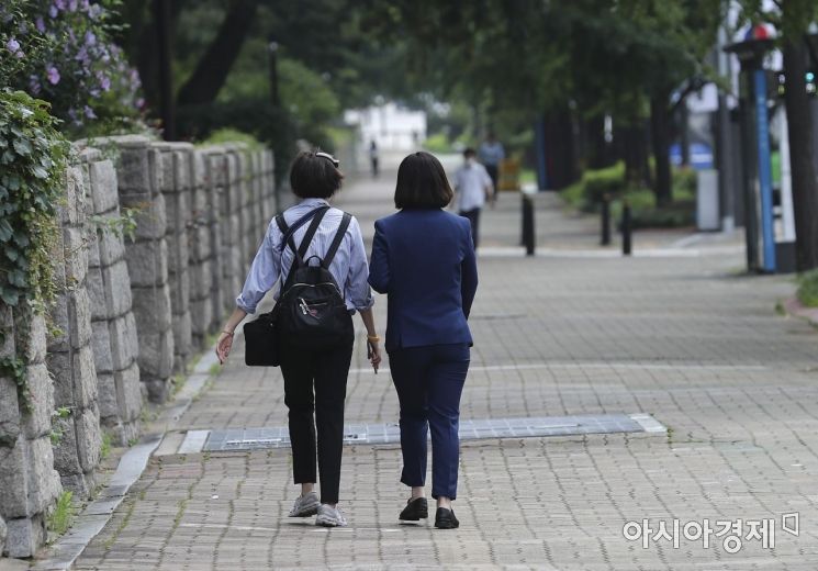 박지현 전 더불어민주당 공동비대위원장이 15일 국회 정문앞에서 당대표 출마선언을 마친 후 어디로간 걸어가고 있다./윤동주 기자 doso7@
