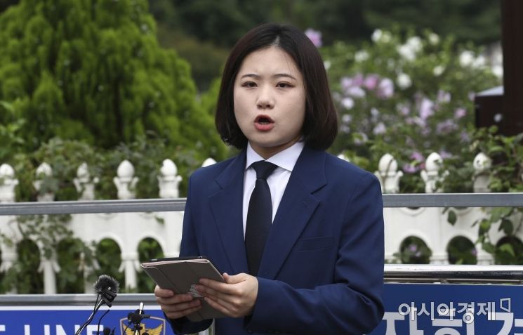 박지현 전 더불어민주당 공동비대위원장이 15일 국회 정문앞에서 당대표 출마선언을 하고 있다./윤동주 기자 doso7@
