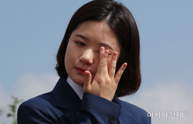 박지현 전 더불어민주당 공동비대위원장이 15일 국회 정문앞에서 당대표 출마선언을 하는 도중 땀을 닦고 있다./윤동주 기자 doso7@