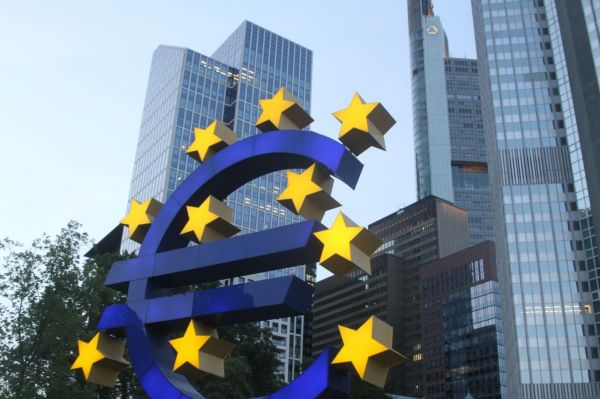 독일 프랑크푸르트에 있는 유럽중앙은행(ECB) 전면에 있는 유로화 조형물. 사진은 기사내용과 무관. [이미지출처=연합뉴스]