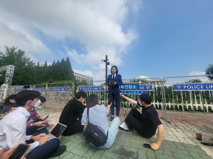 소통관→분수대→정문, 당 내 우군 없어 ‘땡볕 기자회견’ 한 박지현