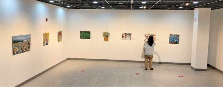 ‘액자와 LED 라이트박스’로 디자인된 빛으로 다가온 ‘빛으로 다가온 희망’ 전시회.