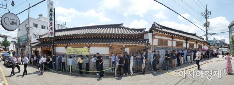 [포토] 초복 앞둔 삼계탕 전문점 대기줄