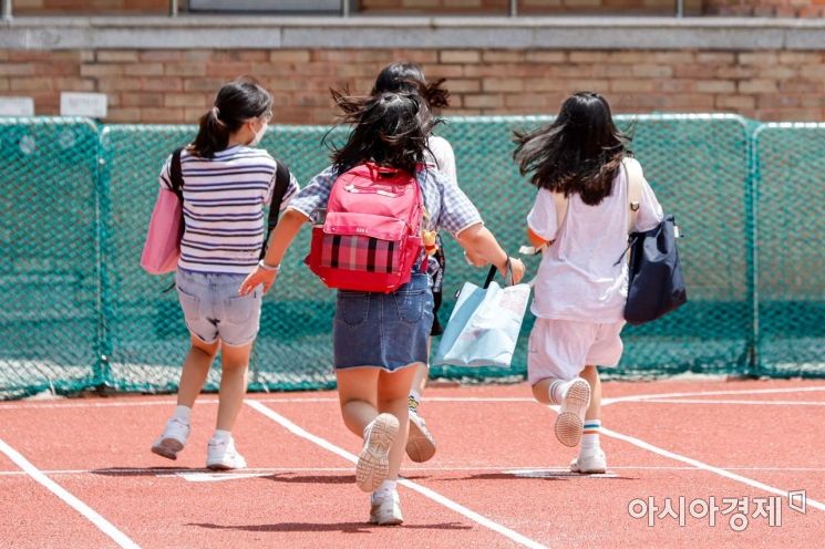 15일 서울 중구 청구초등학교에서 여름방학을 맞은 학생들이 하교하고 있다./강진형 기자aymsdream@