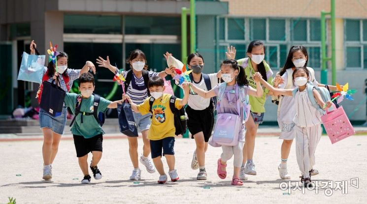 지난달 15일 서울 중구 청구초등학교에서 여름방학을 맞은 학생들이 하교하고 있다. 사진은 기사의 특정 내용과 관련 없음.