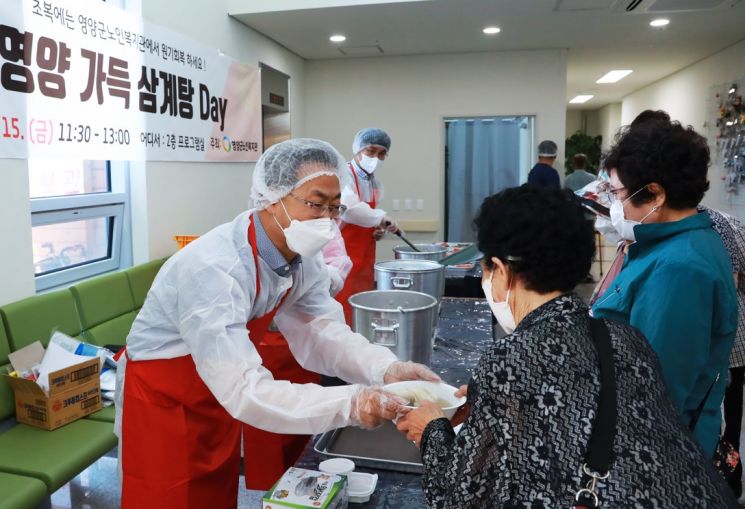 앞치마 입은 군수, 초복 ‘영양 삼계탕 데이’ 도우미 됐네