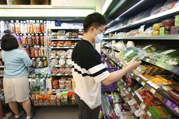 1인 가구의 증가로 소포장 상품의 매출이 늘어났다. 사진은 서울의 한 편의점에서 소포장 채소를 살펴보는 시민. [이미지출처=연합뉴스]