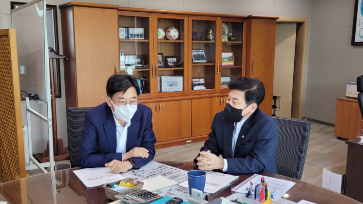 김병규 경남도 경제부지사(왼쪽)가 기획재정부를 방문해 국비 확보에 나섰다.