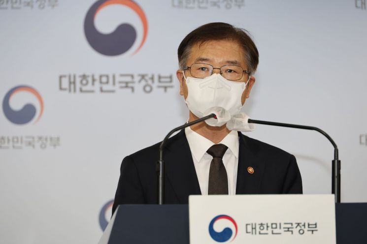 이정식 고용노동부 장관이 14일 오전 정부서울청사 브리핑실에서 '대우조선 사내하청 노조 파업 장기화에 따른 입장'을 발표하고 있다. [이미지출처=연합뉴스]