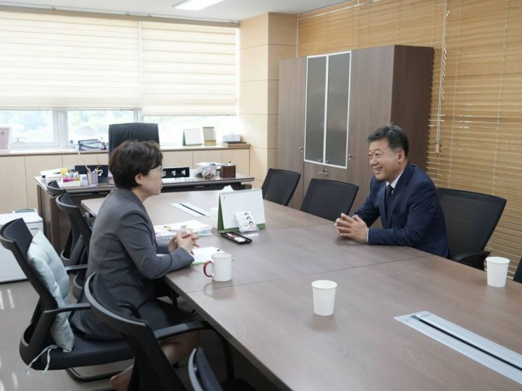 남한권 울릉군수가 김정재 국회의원 사무실을 찾아 대화하고 있다.