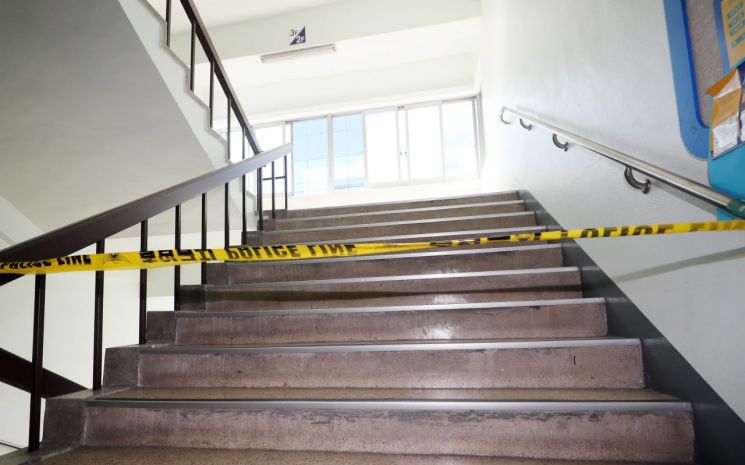 15일 오후 인천시 미추홀구 인하대 캠퍼스 내 건물 계단에 폴리스라인이 설치돼 있다. [이미지출처=연합뉴스]