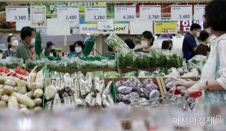 때 이른 폭염 등 작황 부진·출하 지연으로 채소 가격이 치솟으면서 소비자들의 밥상물가 부담이 가중되고 있는 가운데 17일 서울의 한 대형마트에서 시민들이 장을 보고 있다./김현민 기자 kimhyun81@