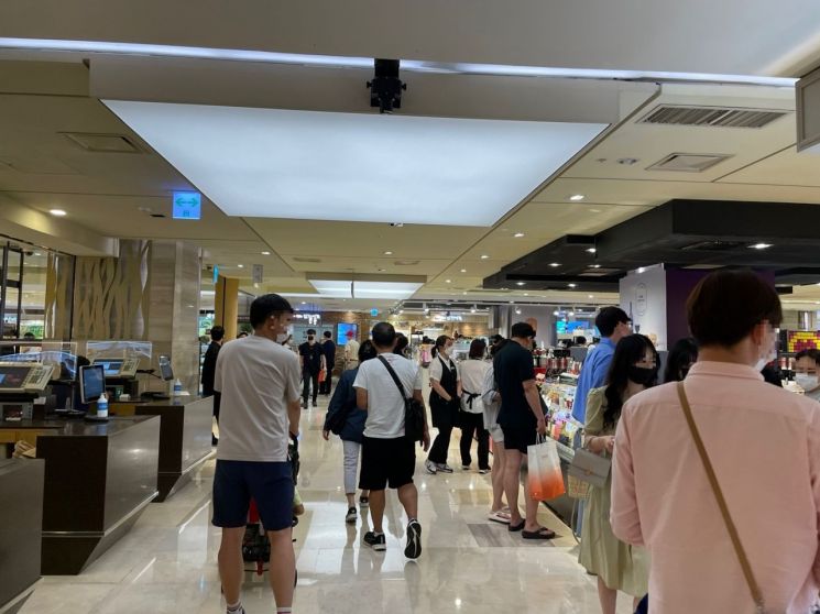 서울 중구 롯데백화점 본점 지하 1층에서 고객들이 쇼핑을 하고 있다.