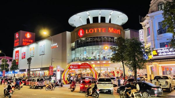 Lotte Mart's 15th store in Vietnam, opened in Vinh City, North Central Vietnam.
