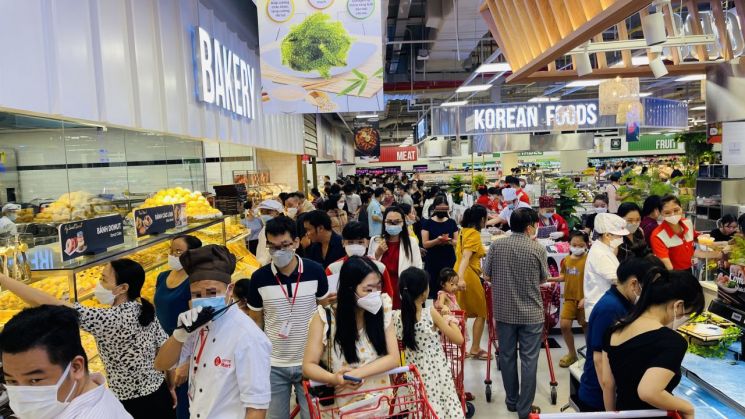 Customers are shopping at Lotte Mart Vietnam Vin Point, which opened on the 15th.