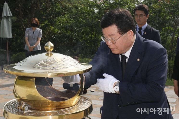 더불어민주당 대표 출마를 선언한 설훈 의원이 18일 서울 동작구 국립서울현충원 김대중 대통령 묘소를 찾아 참배를 하고 있다./국회사진기자단