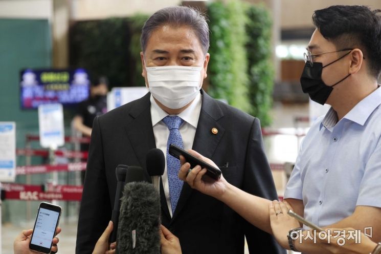 박진 외교부 장관이 지난 18일 김포공항 국제선 청사를 통해 일본으로 출국하고 있다. /문호남 기자 munonam@