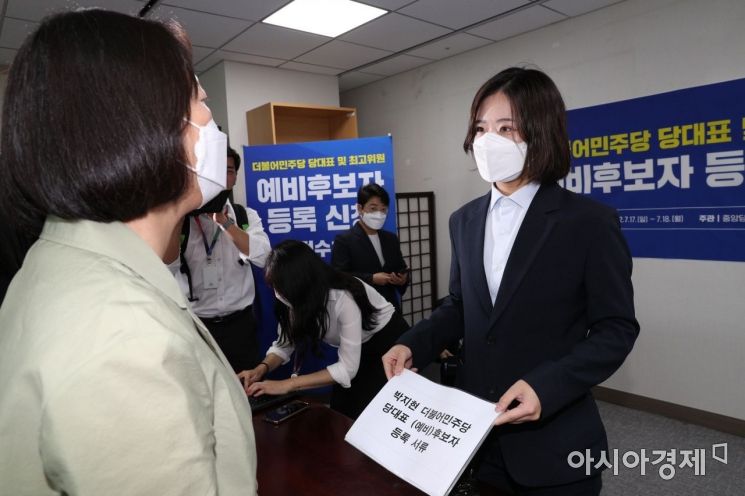 박지현 전 더불어민주당 공동비상대책위원장이 18일 국회 의원회관에 마련된 더불어민주당 대표 및 최고위원 예비후보 등록 신청 접수처에서 중앙당 관계자에게 ‘당대표 선거 후보자 등록 서류’를 내밀고 있다. 접수처 관계자는 “제출한 등록 서류는 자격 미달로 당 규정에 따라 접수 자체가 안된다”며 접수를 거부했다./윤동주 기자 doso7@