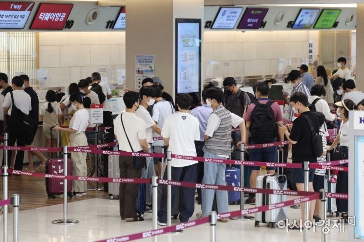 김포공항 국내선 청사가 여행객들로 붐비고 있다. /문호남 기자 munonam@