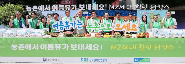 허창수 전경련 회장이 18일 홍대 걷고 싶은 거리 광장무대에서 열린 '농촌에서 여름휴가 보내세요, MZ세대 힐링 村캉스' 캠페인에 참석해 기념촬영을 하고 있다. 왼쪽 네번째부터 박강수 마포구청장, 홍문표 국민의힘 의원, 허창수 전경련 회장, 정황근 농림축산식품부 장관, 이성희 농협중앙회 회장, 윤재갑 더불어민주당 의원.