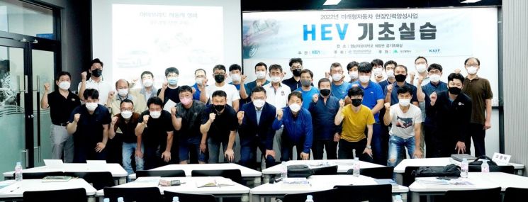 영남이공대학교 스마트 e-자동차과는 지난 14일부터 16일까지 미래형자동차 현장인력 양성을 위한 기술 교육을 마치고 교육생들이 기념사진을 촬영하고 있다.