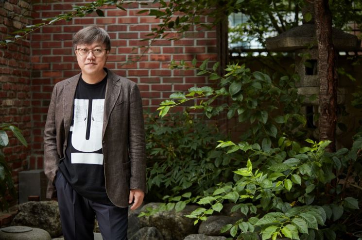 [라임라이트]세계관 충돌, 최동훈은 친절한 해설사가 됐다