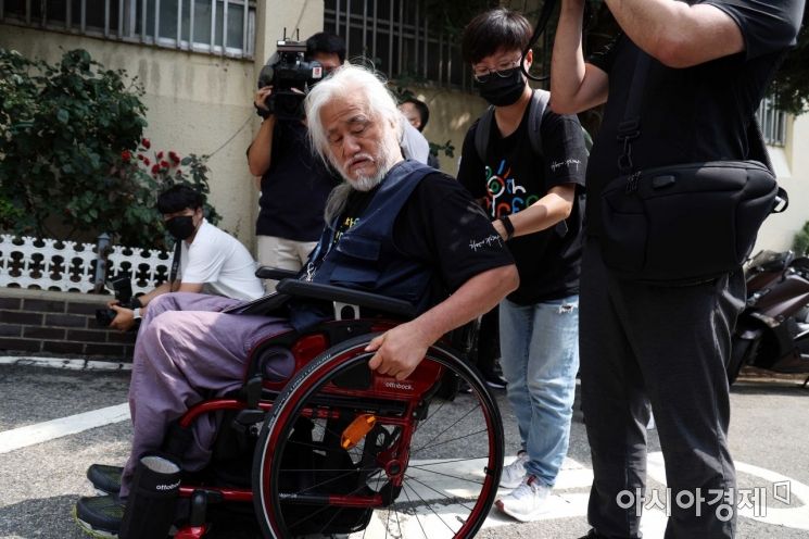 전국장애인차별철폐연대 박경석 상임대표가 19일 서울 용산경찰서에 자진 출석하려다 경찰서 내 엘리베이터가 설치돼 있지 않은 점이 위법하다며 조사를 받지 않고 돌아가고 있다. 전장연은 78일째 삭발시위를 벌이며 23년도 예산에 장애인권리예산 반영을 요구하고 있다. 오는 25일엔 종로경찰서에 조사를 위해 출두할 예정이다. /문호남 기자 munonam@