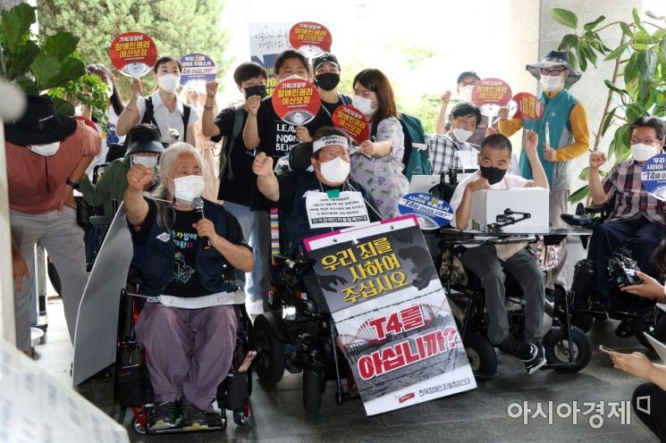 전국장애인차별철폐연대 회원들이 19일 서울 용산경찰서에서 구호를 외치고 있다. /문호남 기자 munonam@