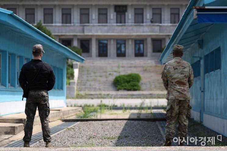 판문점 공동경비구역(JSA) 견학이 재개된 가운데 19일 경기도 파주시 판문점에서 주한미군과 한국군이 근무를 서고 있다./사진공동취재단