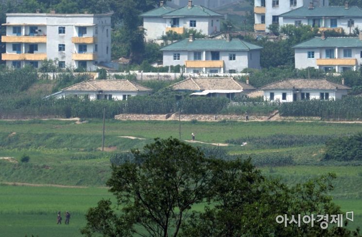 판문점 공동경비구역(JSA) 견학이 재개된 가운데 19일 경기도 파주시 판문점 3초소에서 바라본 북한 기정동 마을에 북한 주민들의 모습이 보이고 있다./사진공동취재단