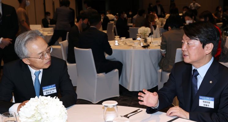 19일 열린 안철수 의원 초청 중견기업 CEO 오찬 강연회에서 최진식 한국중견기업연합회 회장(왼쪽)과 안철수 국민의힘 의원이 이야기를 나누고 있다.