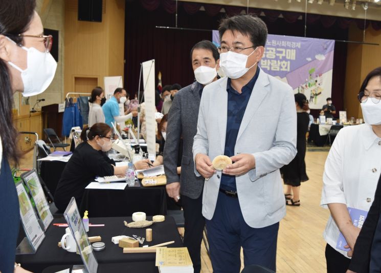 [포토] 유성훈 금천구청장 온 가족 함께하는 옥수수 수확 체험 참가