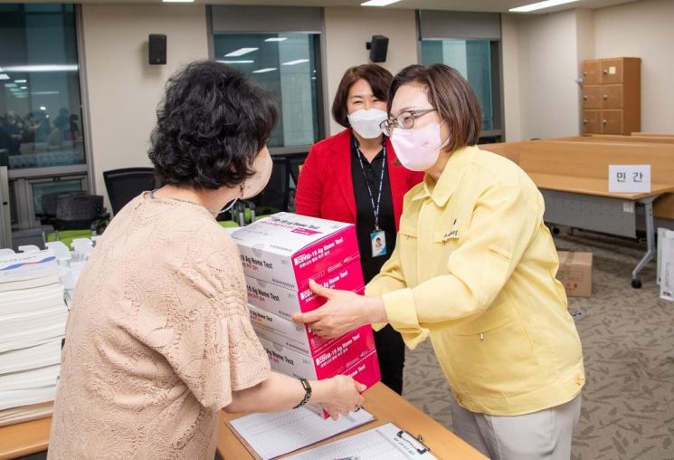 [포토] 유성훈 금천구청장 온 가족 함께하는 옥수수 수확 체험 참가