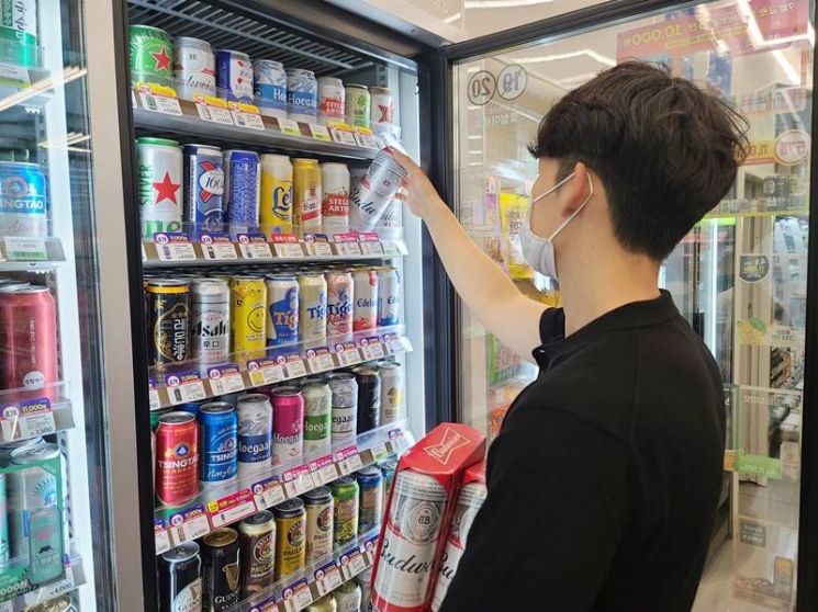 고물가에 ‘맛보다 값’…편의점 맥주 순위 바꿨다