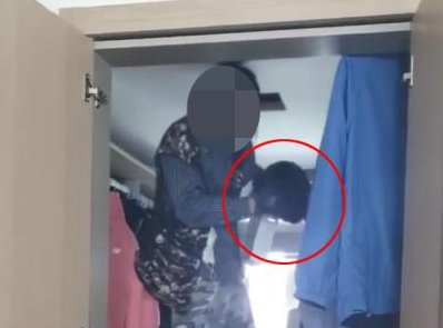 C씨 집 드레스룸 천장에서 발견된 인분(빨간색 원). 사진=연합뉴스
