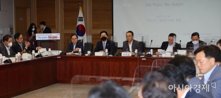 박재완 전 기획재정부 장관이 20일 국회에서 김기현 국민의힘 의원 주최로 열린 공부모임 '혁신24 새로운 미래' 조찬강연에서 '한국경제 진단과 해법 - No Pain, No gain' 이라는 주제로 강연을 하고 있다./윤동주 기자 doso7@