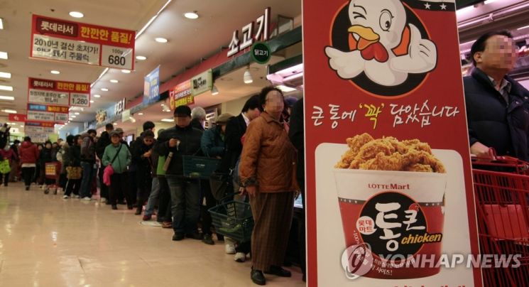 지난 2010년 12월9일 롯데마트 '통큰치킨'을 구매하려는 고객들이 긴 줄을 서있다. / 사진=연합뉴스