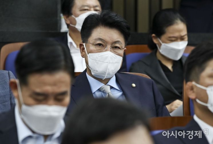 장제원 국민의힘 의원이 20일 국회에서 열린 의원총회에 참석, 심각한 표정으로 권성동 대표 직무대행 발언을 듣고 있다./윤동주 기자 doso7@