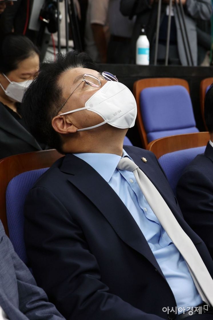 장제원 국민의힘 의원이 20일 국회에서 열린 의원총회에 참석, 심각한 표정으로 권성동 대표 직무대행 발언을 듣고 있다./윤동주 기자 doso7@