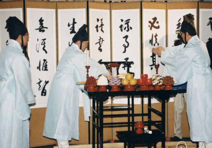명절 차례의 제례복