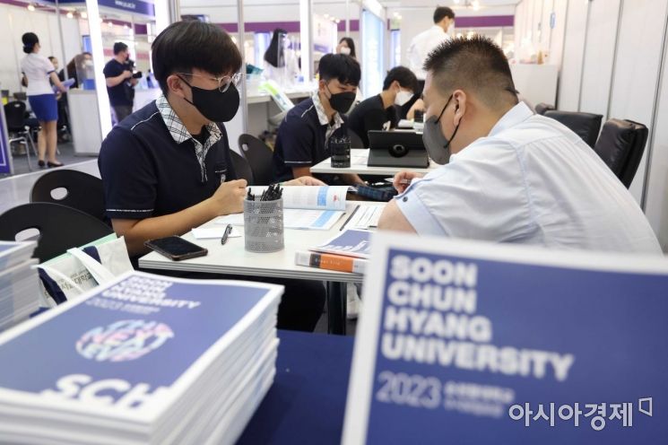 20일 서울 강남구 코엑스 A홀에서 한국대학교육협의회 주최로 열린 ‘2023학년도 수시 대학입학정보박람회’에서 학생과 학부모들이 부스를 둘러보고 있다. /문호남 기자 munonam@