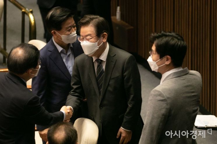 이재명 더불어민주당 의원이 20일 국회에서 열린 본회의에 참석, 의원들과 인사를 나누고 있다./윤동주 기자 doso7@