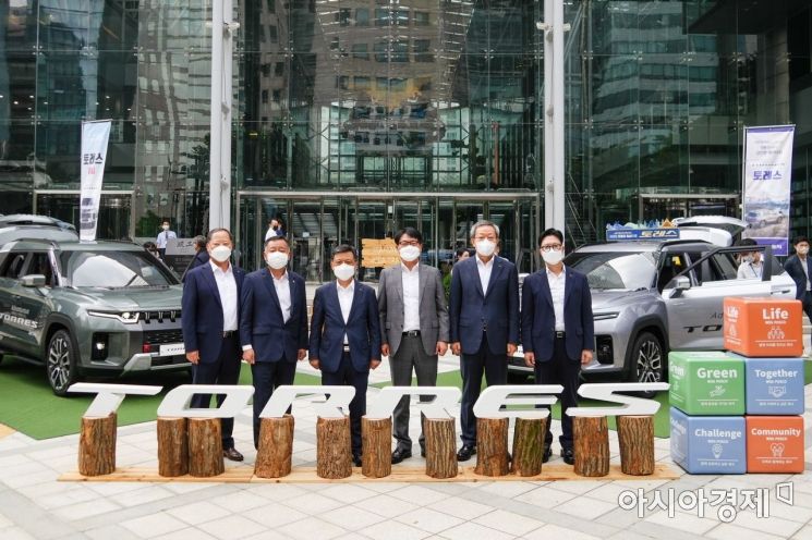 포스코가 쌍용차와 20일부터 이틀간 강남 포스코센터에서 신차 토레스 공동 프로모션에 나섰다. 왼쪽부터 박성희 KG스틸 사장, 박경원 쌍용차 구매본부장, 김학동 포스코 부회장, 정용원 쌍용차 관리인, 정탁 포스코 마케팅본부장, 김상균 포스코 자동차소재마케팅실장