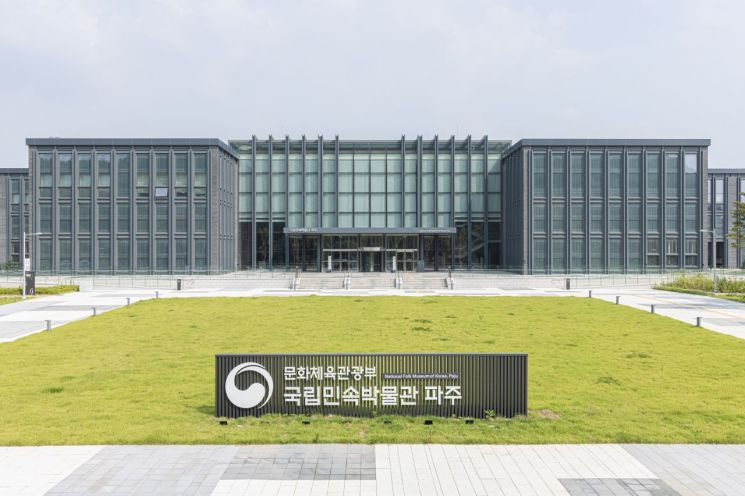 첫돌 맞은 한국민속박물관 파주 수장고에는 ‘제일 중요한 유물’이 없다