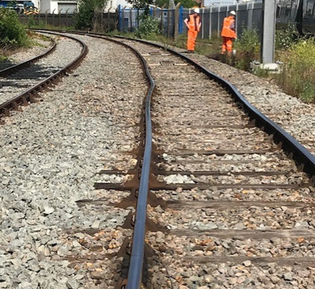 "극단적 상황"…휜 철로에 솟아오른 땅, 사상 최고기온 기록한 英서 '기현상'