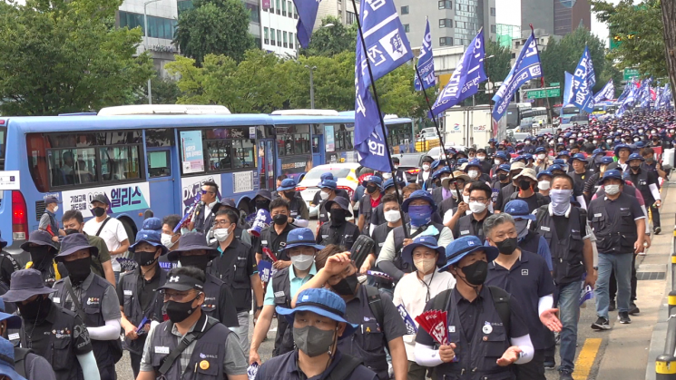 전국금속노동조합 조합원들이 20일 오후 서울 용산구 서울역 인근에서 총파업 결의대회를 열었다. 사진은 서울역 인근에서 삼각지역 인근으로 행진 중인 전국금속노동조합 조합원들. 사진=윤진근PD yoon@