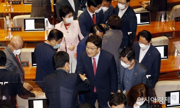 권성동 국민의힘 대표 직무대행 겸 원내대표가 21일 국회에서 열린 본회의에서 교섭단체 대표연설을 마친 후 동료의원들과 악수를 나누고 있다./윤동주 기자 doso7@