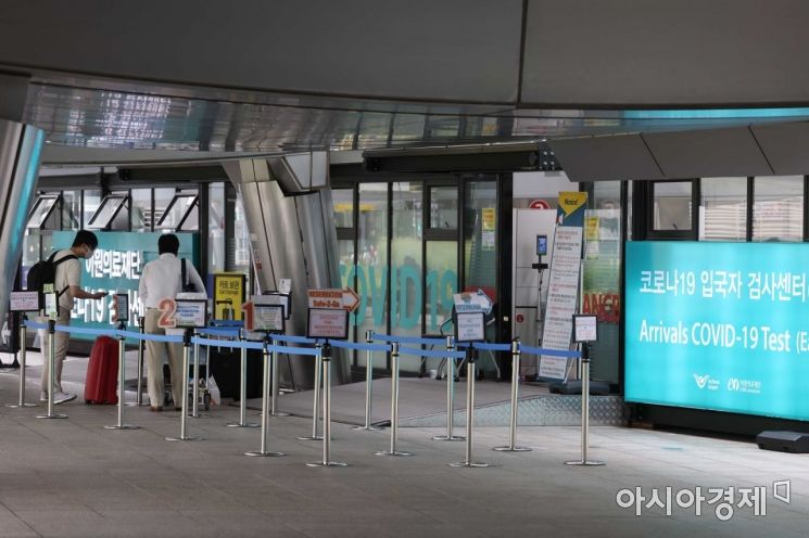21일 인천국제공항 제1여객터미널 코로나19 검사센터에서 시민들이 검사를 기다리고 있다. /문호남 기자 munonam@