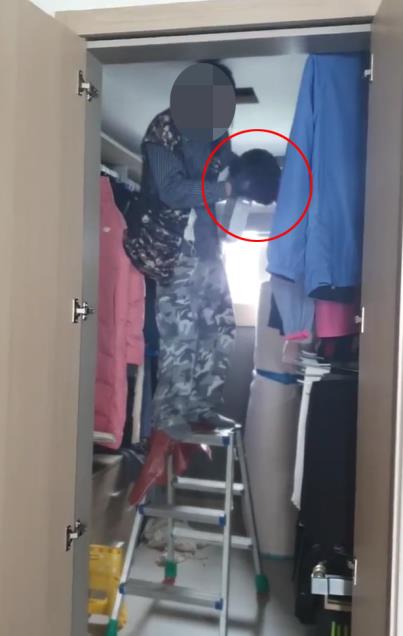 경기 화성 한 신축 아파트 안방 드레스룸에서 발견된 '인분 주머니' / 사진=연합뉴스