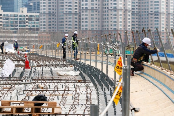 고층 건물 작업 현장에서 일하는 근로자들은 화장실 이용에 불편을 겪는 경우가 많은 것으로 전해졌다. 사진은 기사 중 특정 표현과 관계 없음 / 사진=연합뉴스